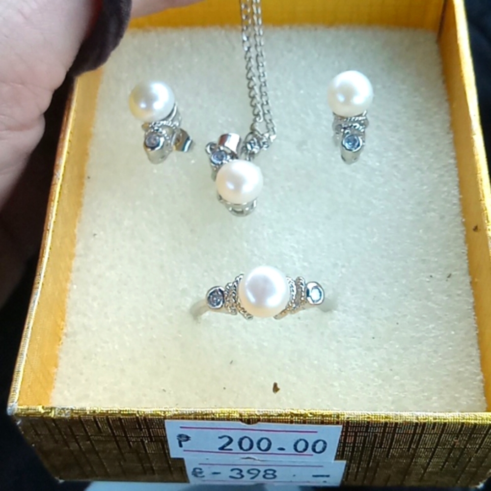 Silver and pearl necklace earings and ring